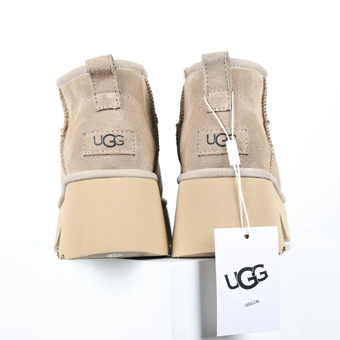 Pick up locally 💰600 Core recommended good price It is a very suitable choice for home furnishings. In the new year, uug launched a series of styles, which are partial to the preferences of young consumers and have also moved to the forefront of fashion trends. Shoe body material: water-repellent coated suede upper, 17 mm UGGPURE™ implantable wool insole, lightweight non-slip and comfortable rubber outsole, with brand LOGO and trademark, with full packaging Size: 35 36 37 38 39 40